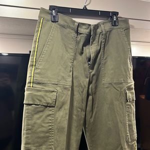 Green cargo pants pockets on the side pockets in the back only worn a few hours